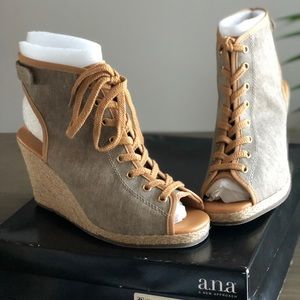 NEVER WORN ANA Wedge Size 7